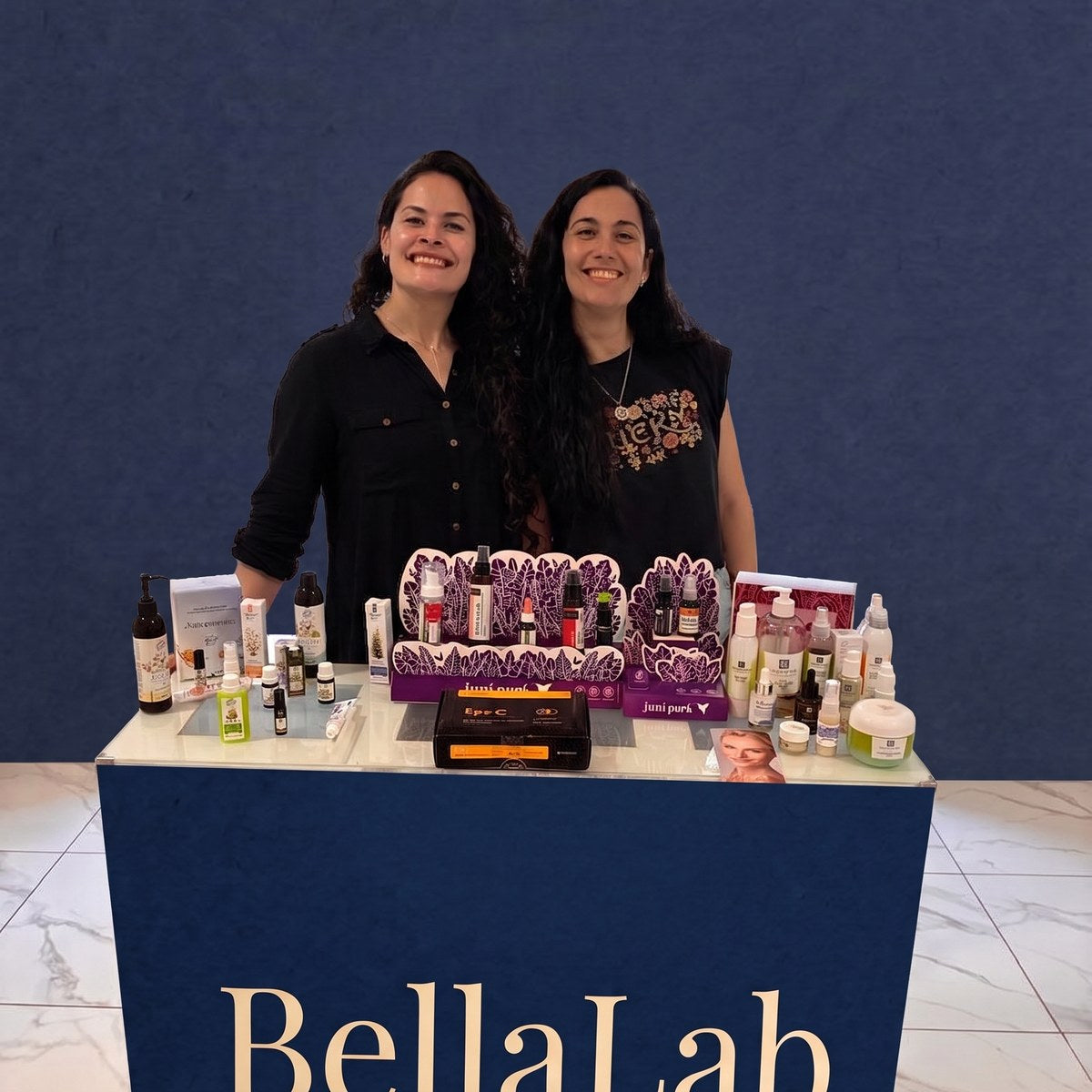 Equipo de BellaLab en una presentación de productos